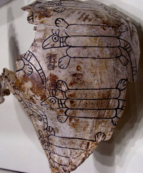 Ornamentowana muszla, z której najprawdopodobniej spożywano ciemny napój, odkryta na stanowisku Spiro w Oklahomie © Herb Rowe. Creative Commons